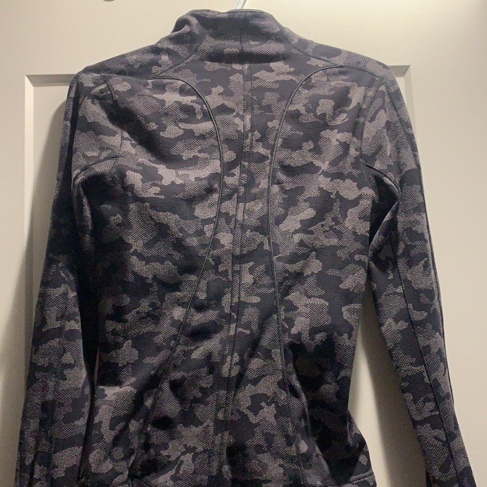 Lululemon Run Briskly 1/2 Zip - Size 6 - Picture 3 of 5